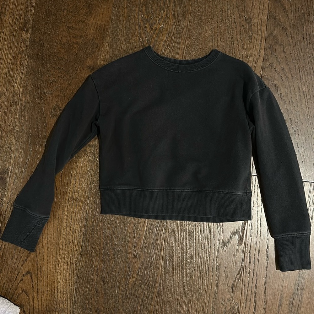 Black cropped sweatshirt
